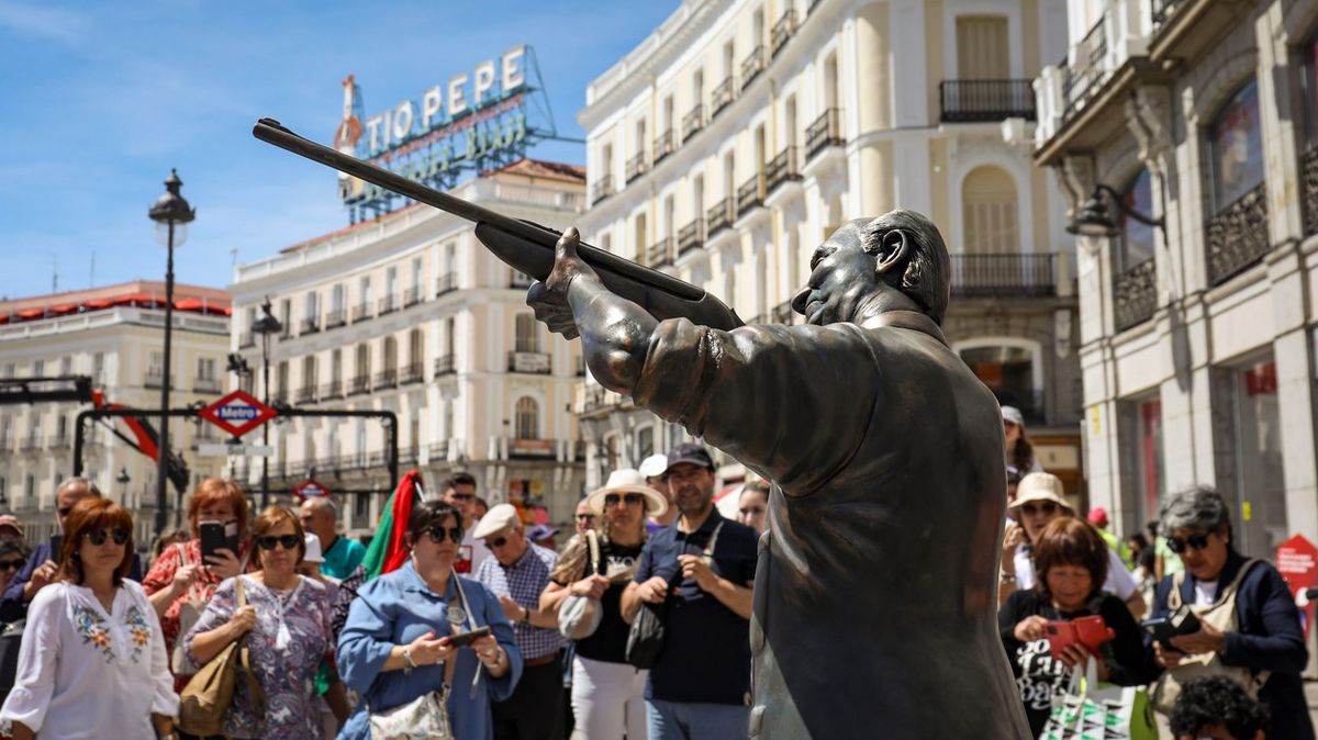 Provokativní socha bývalého španělského krále zmizela za pár minut